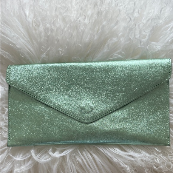 🧚‍♀️✨ Mint Green Metallic Clutch Made in Italy BENOA 🧚‍♀️✨ - Picture 5 of 9